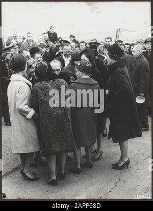 Maison royale, princesses, princes, aérodromes, Carlos Hugo, prince, Margriet, princesse, Xavier, prince of Spain Date: 10 février 1964 lieu: Noord-Holland, Schiphol mots clés: Maison royale, princes, princesses, aéroports Nom personnel: Carlos Hugo, prince, Margriet, princesse, Xavier, prince of Spain Banque D'Images