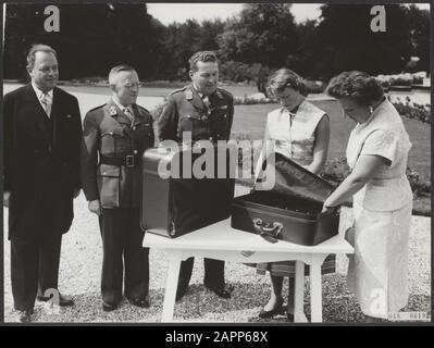 Maison royale, princesses, princes, cadeaux, officiers, bagages, Gardérégiment Fuseliers princesse Irene, Irene, princesse, Juliana, Reine Date : 31 août 1955 mots clés : bagages, cadeaux, maison royale, officiers, princes, princesses Nom personnel : Gardérégiment Fuseliers princesse Irene, Irene, princesse, Juliana, reine Banque D'Images