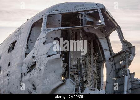 DC-3 US Navy plane Crash Épave site à Vik, Islande C'est l'un des lieux de photographie les plus emblématiques et les plus hantants d'Islande. Le Samedi 24 Novembre 1973. Banque D'Images