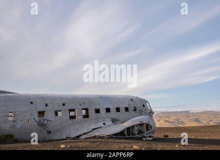 DC-3 US Navy plane Crash Épave site à Vik, Islande C'est l'un des lieux de photographie les plus emblématiques et les plus hantants d'Islande. Le Samedi 24 Novembre 1973. Banque D'Images