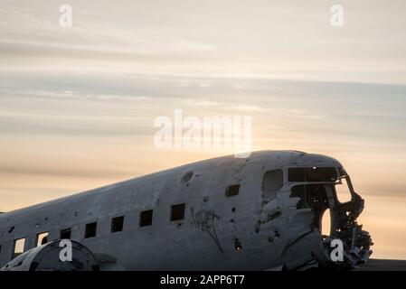 DC-3 US Navy plane Crash Épave site à Vik, Islande C'est l'un des lieux de photographie les plus emblématiques et les plus hantants d'Islande. Le Samedi 24 Novembre 1973. Banque D'Images