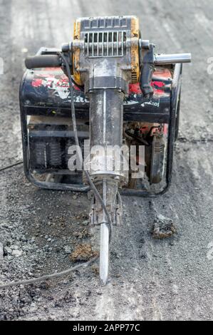 Marteau pneumatique électrique, qui a ouvert la surface de l'asphalte. Russie. Banque D'Images