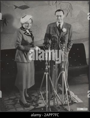 Maison royale, visites d'état, reines, princes, Bernhard, prince, Juliana, Queen Date: 1952 lieu: Noord-Holland, Schiphol mots clés: Queens, maison royale, princes, visites d'État Nom personnel: Bernhard, prince, Juliana, Queen Banque D'Images