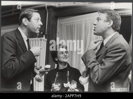 Bataille électorale à Helmond. D'66 a tenu sa première réunion annuelle à Helmond samedi. Au cours du déjeuner en cours par m.. H.J. van Lookeren campagne (nouveau président), mej. A. Goudsmit (Chambre Des Représentants) et Président du groupe Hans van Mierlo Date: 18 novembre 1967 lieu: Helmond mots clés: Congrès, politique, élections Nom personnel: Goudsmit, Anneke, Lookeren campagne, H.J. van, Mierlo, Hans van Institutioningsname: D66 Banque D'Images