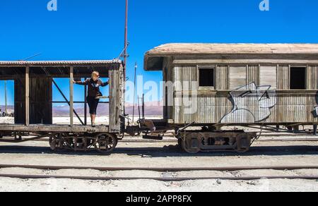 Ancien chemin de fer à Salar de Uyuni (plat à sel), Bolivie. Train abandonné près de la frontière chilienne dans le désert d'Atacama Banque D'Images