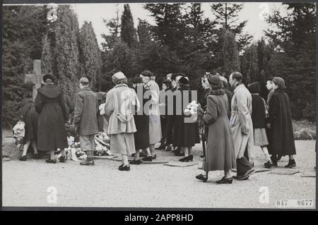 Commémoration à la Woeste Hoeveop de Veluwe de 117 victimes qui ont été abattus par l'occupant le 8 mars 1945 après l'attaque de Rauter là-bas. Après le discours du maire d'Apeldoorn, les survivants posèrent des fleurs au monument simple Datate: 8 mars 1954 lieu: Apeldoorn, Gueldre, Veluwe mots clés: Commémorations de la mort, monuments de guerre, victimes de guerre, seconde Guerre mondiale Banque D'Images