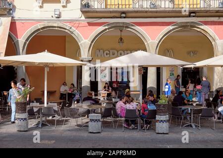 Terrasse extérieure avec salon du restaurant McDonalds sur la place centrale de Puebla, au Mexique. Banque D'Images