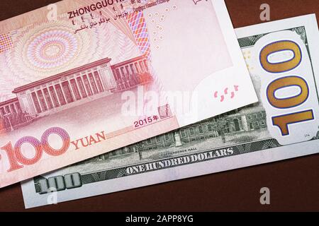 Cent yuans se trouvent sur les dollars américains, vue de dessus Banque D'Images