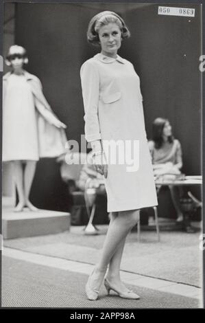 Défilé de mode de position robes par la fa Modart d'Amsterdam au salon Het Kind dans le Julianahal à Utrecht Date: 25 septembre 1967 lieu: Utrecht (ville) mots clés: Défilés de mode : Nijs, Jac. De/Anefo Banque D'Images