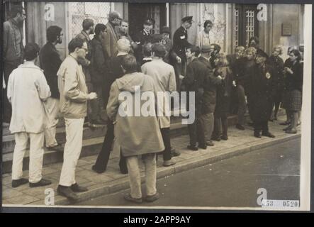 Protestations, jeunes, police, audiences de la cour Date: 30 septembre 1965 lieu: Amsterdam, Noord-Holland mots clés: Jeunesse, police, protestations, audiences de la cour Nom de l'institution: Provo : Nijs, Jac. De/Anefo Banque D'Images