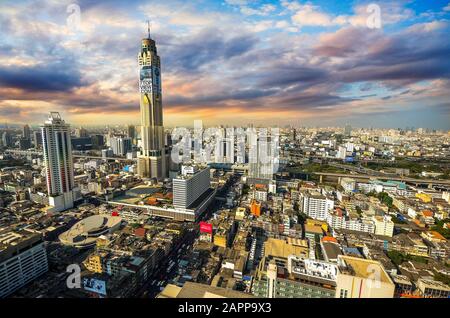 Thaïlande, BANGKOK - 14 MARS : vue sur le coucher du soleil de la tour Baiyoke, hôtel gratte-ciel de 304 m (997 pi). Thaïlande 10 mars 2014. Banque D'Images