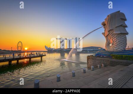 Singapour - 19 avril 2017 : paysage urbain de Singapour sur la scène du lever du soleil., paysage urbain de la baie Marina de Singapour. Banque D'Images