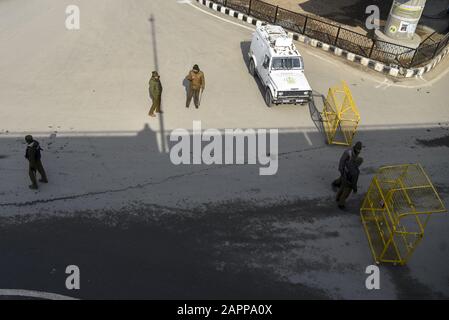 Srinagar, Inde. 24 janvier 2020. Les forces indiennes se tiennent en garde à l'extérieur d'un lieu de la République à Srinagar.En Avance sur la sécurité de la 71ème République de l'Inde, la sécurité a été renforcée à Srinagar et dans d'autres parties du Cachemire par un déploiement massif de forces. Ce sera la première fête de la République dans la vallée après que le centre a abrogé l'article 370 dans l'état erstwhif de Jammu-et-Cachemire. Crédit: Sopa Images Limited/Alay Live News Banque D'Images