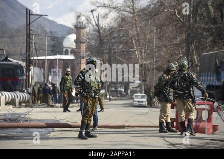 Srinagar, Inde. 24 janvier 2020. Les forces indiennes se tiennent en garde à l'extérieur d'un lieu de la République à Srinagar.En Avance sur la sécurité de la 71ème République de l'Inde, la sécurité a été renforcée à Srinagar et dans d'autres parties du Cachemire par un déploiement massif de forces. Ce sera la première fête de la République dans la vallée après que le centre a abrogé l'article 370 dans l'état erstwhif de Jammu-et-Cachemire. Crédit: Sopa Images Limited/Alay Live News Banque D'Images