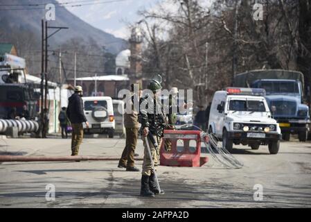 Srinagar, Inde. 24 janvier 2020. Les forces indiennes se tiennent en garde à l'extérieur d'un lieu de la République à Srinagar.En Avance sur la sécurité de la 71ème République de l'Inde, la sécurité a été renforcée à Srinagar et dans d'autres parties du Cachemire par un déploiement massif de forces. Ce sera la première fête de la République dans la vallée après que le centre a abrogé l'article 370 dans l'état erstwhif de Jammu-et-Cachemire. Crédit: Sopa Images Limited/Alay Live News Banque D'Images