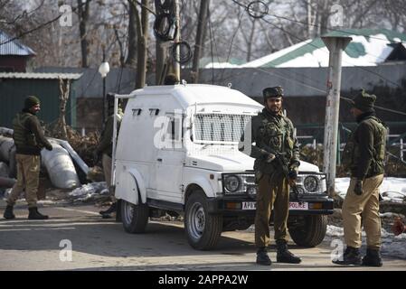 Srinagar, Inde. 24 janvier 2020. Les forces indiennes se tiennent en garde à l'extérieur d'un lieu de la République à Srinagar.En Avance sur la sécurité de la 71ème République de l'Inde, la sécurité a été renforcée à Srinagar et dans d'autres parties du Cachemire par un déploiement massif de forces. Ce sera la première fête de la République dans la vallée après que le centre a abrogé l'article 370 dans l'état erstwhif de Jammu-et-Cachemire. Crédit: Sopa Images Limited/Alay Live News Banque D'Images