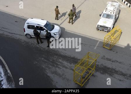 Srinagar, Inde. 24 janvier 2020. Les forces indiennes se tiennent en garde à l'extérieur d'un lieu de la République à Srinagar.En Avance sur la sécurité de la 71ème République de l'Inde, la sécurité a été renforcée à Srinagar et dans d'autres parties du Cachemire par un déploiement massif de forces. Ce sera la première fête de la République dans la vallée après que le centre a abrogé l'article 370 dans l'état erstwhif de Jammu-et-Cachemire. Crédit: Sopa Images Limited/Alay Live News Banque D'Images