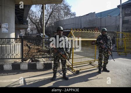 Srinagar, Inde. 24 janvier 2020. Les forces indiennes se tiennent en garde à l'extérieur d'un lieu de la République à Srinagar.En Avance sur la sécurité de la 71ème République de l'Inde, la sécurité a été renforcée à Srinagar et dans d'autres parties du Cachemire par un déploiement massif de forces. Ce sera la première fête de la République dans la vallée après que le centre a abrogé l'article 370 dans l'état erstwhif de Jammu-et-Cachemire. Crédit: Sopa Images Limited/Alay Live News Banque D'Images