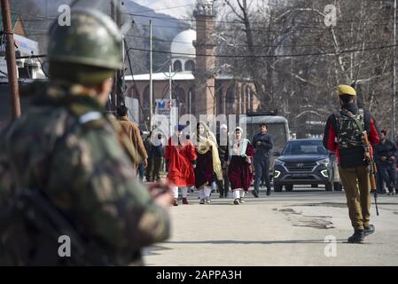 Srinagar, Inde. 24 janvier 2020. Les forces indiennes se tiennent en garde à l'extérieur d'un lieu de la République à Srinagar.En Avance sur la sécurité de la 71ème République de l'Inde, la sécurité a été renforcée à Srinagar et dans d'autres parties du Cachemire par un déploiement massif de forces. Ce sera la première fête de la République dans la vallée après que le centre a abrogé l'article 370 dans l'état erstwhif de Jammu-et-Cachemire. Crédit: Sopa Images Limited/Alay Live News Banque D'Images