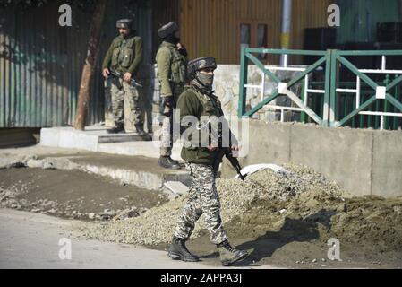 Srinagar, Inde. 24 janvier 2020. Les forces indiennes se tiennent en garde à l'extérieur d'un lieu de la République à Srinagar.En Avance sur la sécurité de la 71ème République de l'Inde, la sécurité a été renforcée à Srinagar et dans d'autres parties du Cachemire par un déploiement massif de forces. Ce sera la première fête de la République dans la vallée après que le centre a abrogé l'article 370 dans l'état erstwhif de Jammu-et-Cachemire. Crédit: Sopa Images Limited/Alay Live News Banque D'Images