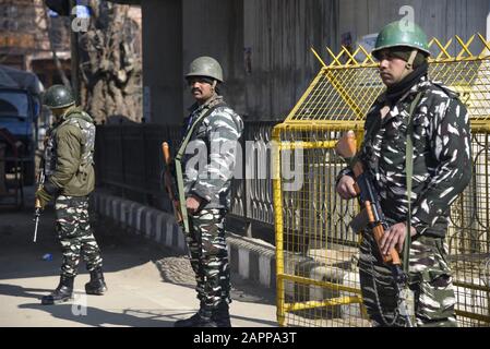 Srinagar, Inde. 24 janvier 2020. Les forces indiennes se tiennent en garde à l'extérieur d'un lieu de la République à Srinagar.En Avance sur la sécurité de la 71ème République de l'Inde, la sécurité a été renforcée à Srinagar et dans d'autres parties du Cachemire par un déploiement massif de forces. Ce sera la première fête de la République dans la vallée après que le centre a abrogé l'article 370 dans l'état erstwhif de Jammu-et-Cachemire. Crédit: Sopa Images Limited/Alay Live News Banque D'Images