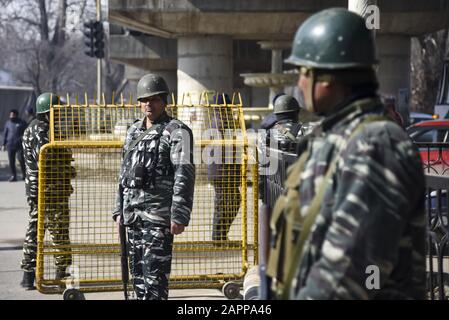 Srinagar, Inde. 24 janvier 2020. Les forces indiennes se tiennent en garde à l'extérieur d'un lieu de la République à Srinagar.En Avance sur la sécurité de la 71ème République de l'Inde, la sécurité a été renforcée à Srinagar et dans d'autres parties du Cachemire par un déploiement massif de forces. Ce sera la première fête de la République dans la vallée après que le centre a abrogé l'article 370 dans l'état erstwhif de Jammu-et-Cachemire. Crédit: Sopa Images Limited/Alay Live News Banque D'Images