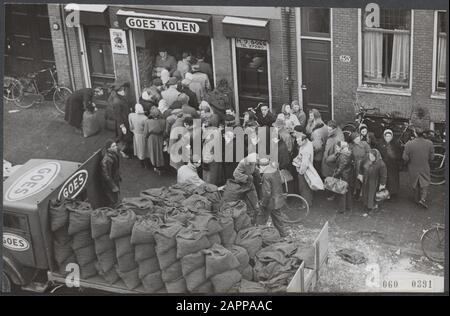 Pénurie de charbon au début de l'hiver. L'approvisionnement en charbon à Amsterdam est de plus en plus important. Des dizaines de personnes doivent maintenant faire la queue auprès de leur fournisseur de charbon pour obtenir quelques sacs de leur or noir Date: 24 février 1956 lieu: Amsterdam, Noord-Holland mots clés: Population, charbon, hivers Nom personnel: Goes kolen Banque D'Images