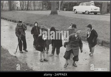 Lance de glace pour les jeunes. À Haarlem, la glace dans les fossés était déjà assez forte pour permettre aux jeunes de s'amuser Date: 23 janvier 1956 lieu: Haarlem mots clés: Glace, enfants, écluses Banque D'Images