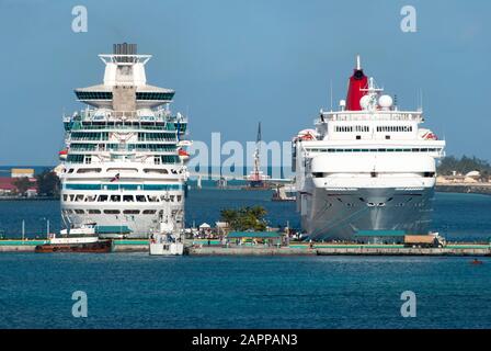La vue du matin de deux grands paquebots de croisière amarrés dans le port de Nassau (Bahamas). Banque D'Images