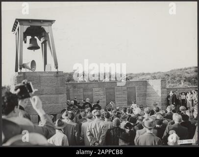 Au cimetière honoraire de Bloemendaal, quatre assiettes commémoratives sont placées le samedi après-midi. Un discours commémoratif a été prononcé par le Premier ministre, M. W. Drees (à droite), tandis que les drapeaux des plaques commémoratives ont été enlevés par les Scouts Date: 31 octobre 1953 lieu: Bloemendaal, Noord-Holland mots clés: Cimetières, mémoriaux, présidentiels-ministres, victimes de la guerre Nom personnel: Drees, Willem (sr.) Banque D'Images
