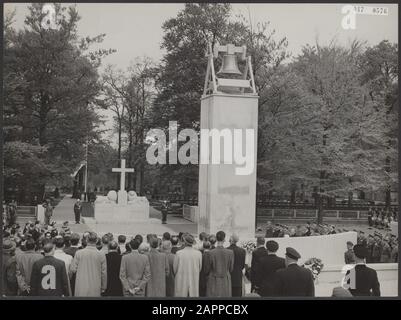 Transfert du monument national de l'armée à l'État des Pays-Bas par la Fondation Monument national de l'armée. Au premier plan la nouvelle partie du monument avec horloge et laissé derrière la partie déjà existante avec la Croix et Lions Annotation: À l'entrée du champ militaire d'honneur Grebbeberg est le Monument National de l'Armée. Ce mémorial, conçu par J.J.P. Ancien par le juge Raedecker et son fils, se composent d'une croix de pierre blanche avec un lion sculpté de calcaire (Vaurion) des deux côtés. Le monument est placé sur un piédestal rectangulaire. Date : 4 Mai 1953 Lieu : Grebbeberg, Rhen Banque D'Images