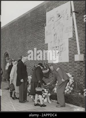 Commémoration de la ligne de mort à l'Oranjehotel de Scheveningen. le secrétaire de la princesse Wilhelminia mej. J. Geldens a déposé une couronne Date: 1 octobre 1955 lieu: Scheveningen, Zuid-Holland mots clés: Couronnes, victimes de guerre Nom de l'institution: Oranjehotel Banque D'Images