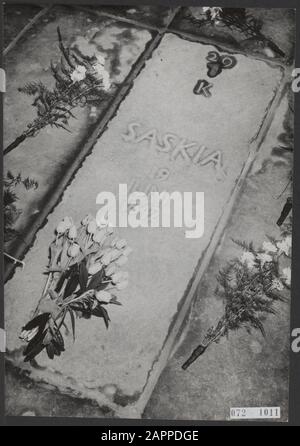 Inscription dévoilée sur la tombe de Saskia, épouse de Rembrandt van Rijn Date : 9 mars 1953 lieu : Amsterdam, Noord-Holland mots clés : fleurs, monuments commémoratifs, tombes, artistes, femmes Banque D'Images