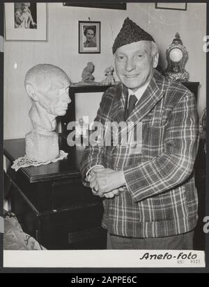 Leo de Leeuw, le plus ancien chanteur d'opéra de notre pays, commémorera son 85ème anniversaire le 25 novembre 1952. Le chanteur à une statue de lui fabriqué par un ami Date: 17 Novembre 1952 lieu: Amsterdam, Noord-Holland mots clés: Images, opéra, portraits, chanteurs Nom personnel: Leeuwe, Leo de Banque D'Images