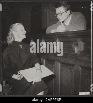 Reina Prinsen Geerligsprijs 1953 Prix du Reina Prinsen Geerligsprijs dans l'auditorium de l'Université d'Amsterdam. Les deux lauréats, Ellen Warmond et Remco Campert Date : 24 novembre 1953 lieu : Amsterdam, Noord-Holland mots clés : auteurs, littérature, prix, écrivains Nom personnel : Campert, Remco, Warmond, Ellen Banque D'Images