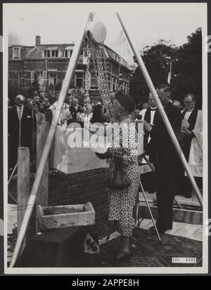 Première pierre ponte pour la nouvelle église épiscopale anglaise et américaine de la Riouwstraat à la Haye, par la princesse Alice, comtesse d'Athlone Date: 21 juin 1951 lieu: Den Haag, Zuid- Holland mots clés: Églises, princesses, pierre portant le nom personnel: Alice Countess of Athlone Princess Banque D'Images