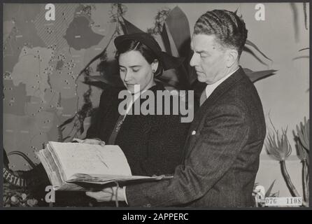 Exposition Afrique du Sud 300 ans au Tropenmuseum à Amsterdam. Lettre de Jan van Riebeeck de l'année 1656 à l'Heren Zeventien avec la demande d'augmentation des salaires. Son salaire annuel a triché sur plm 70,00 et il voulait voir cette augmentation à fl 85, -. Toutefois, l'augmentation a été refusée. La lettre est admirée à l'exposition. Sur la feuille est la signature de Jan van Riebeeck Date visible: 27 Mars 1952 lieu: Amsterdam, Noord-Holland mots clés: Visiteurs, histoire, colonies, expositions Nom de l'institution: Institut Royal pour les tropiques Banque D'Images