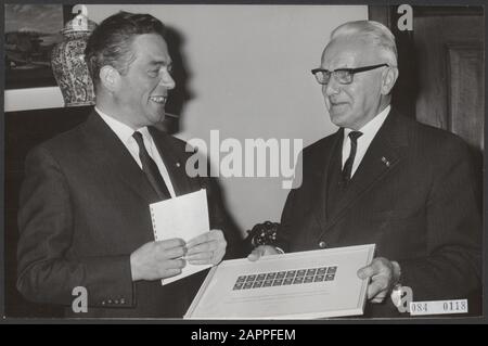 Prof. ir G.H. Bast a remis les premiers timbres pour commémorer la création du Statut du Royaume des Pays-Bas le 15 décembre 1954 au Président ministériel Marijnen (à gauche) et à certains membres du Conseil national Date: 14 décembre 1964 lieu: La Haye mots clés: Ministre-présidents, conseils de ministres, Timbres Nom personnel: Bast, G.H., Marijnen, V.G.M. Banque D'Images