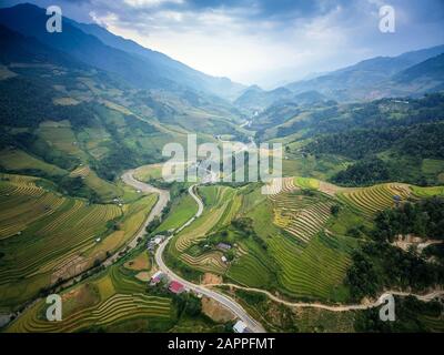 Route de montagne dans la belle vallée, Mu Cang Chai, YenBai, Vietnam. Les rizières préparent la récolte aux paysages du Vietnam du Nord-Ouest. Banque D'Images