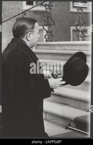 Cabinetsformation À cinq minutes avant la moitié des cinq dernières années, le ministre de Jong est arrivé au Huis ten Bosch pour une entrevue avec la Reine Date: 21 mars 1967 lieu: La Haye, Zuid-Holland mots clés: Ministres, nom de la personne politique: Jong, Piet de Nom de l'institution: Paleis Huis ten Bosch Banque D'Images