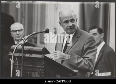 G.M. Nederhorst, président du PvdA au cours du débat à la Chambre Des Représentants sur le rapport du BVD Date : 26 octobre 1965 lieu : la Haye, Zuid-Holland mots clés : membres du parlement néerlandais Discours, deuxième chambre Nom personnel : Nederhorst, G.M. Nom de l'établissement : PvdA Banque D'Images