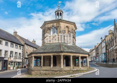 Octogonal Market Cross, construit en 1747, et divisant Market Place, dans la ville historique de marché de Barnard Castle, Teesdale, Comté de Durham, Angleterre, Royaume-Uni. Banque D'Images