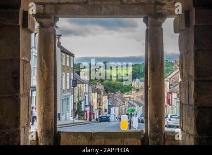 Vue depuis l'intérieur en pierre de la Croix de marché, à la "Banque" et à la campagne au-delà, dans la ville du château de Barnard, Teesdale, comté de Durham, Angleterre, Royaume-Uni. Banque D'Images