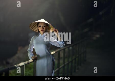 Belle femme avec culture vietnamienne traditionnelle, style vintage, Hoi an Vietnam Banque D'Images