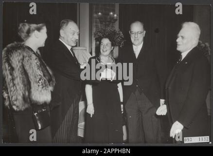 L'accueil du commissaire der Koning en Hollande-Méridionale, m.. L.A. Kesper, dans le Wittebrug à la Haye. Mme Schoking, M. Kesper, Mme Kesper, maire Schoking van La Haye et maire Oud van Rotterdam Date: 2 janvier 1951 lieu: La Haye, Zuid-Holland mots clés: Maires, commissaires de la Reine, changements annuels, réceptions Nom personnel: Kesper L., Oud, Pieter, Shock F.W. Banque D'Images