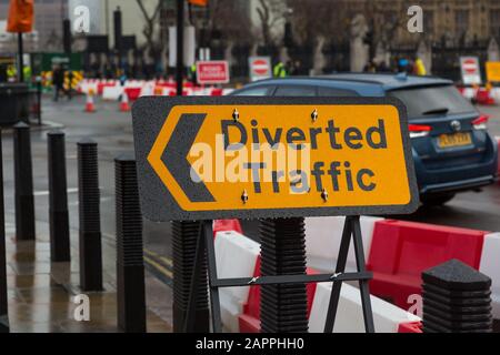 Signalisation routière détournée sur une rue pluvieuse à Londres Banque D'Images