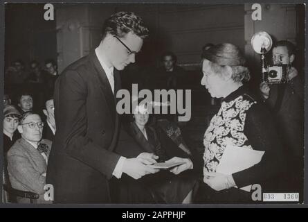 Reina Prinsen Geerligsprijs 1955 Reina Prinsen Geerligsprijs De Mw. Princes Geerligs, âgé de vingt ans, W.G. Monastère à Amstelveen pour ses deux novellas Deux Fois en Sans la fin miséricordiale. La cérémonie a eu lieu dans l'auditorium de l'Université d'Amsterdam par Mme Prinsen Geerligs. En Bas À Gauche, Antoon Coolen. Date: 24 novembre 1955 lieu: Amsterdam, Noord-Holland mots clés: Auteurs, littérature, récompenses, écrivains Nom personnel: Monastère, W.G. Banque D'Images