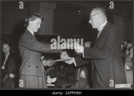 Reina Prinsen Geerligsprijs 1956 Prix du 10 Reina Prinsen Geerligsprijs à mej. G. W. Hama (24 ans, écrit sous le pseudonyme Winny Pendèl) pour son roman I ga weg, que vous voyez par P.J. Prinssen Geerligs (à droite) dans l'auditorium de l'Université municipale d'Amsterdam Date : 24 novembre 1956 lieu : Amsterdam, Noord-Holland mots clés : auteurs, littérature, récompenses, écrivains Nom personnel : Hama, G.W., Pendèl, Winny, Prinsen Geerligs, P.J. Banque D'Images