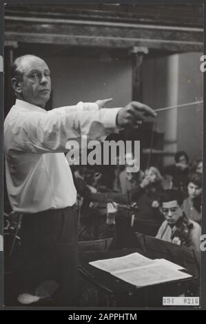 L'Orchestre des étudiants néerlandais répète dans le Ruïnekerk à Bergen (N.H.). Le chef d'orchestre Jan Brussen dirige les répétitions Date: 10 janvier 1966 lieu: Bergen (Noord-Holland) mots clés: Chefs d'orchestre, orchestres Nom personnel: Brussen, Jan Nom de l'institution: Ruïnekerk Banque D'Images