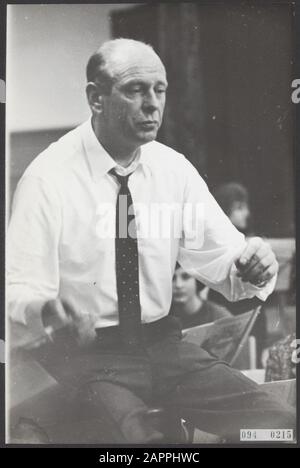 L'Orchestre des étudiants néerlandais répète dans le Ruïnekerk à Bergen (N.H.). Le chef d'orchestre Jan Brussen dirige les répétitions Date: 10 janvier 1966 lieu: Bergen (Noord-Holland) mots clés: Chefs d'orchestre, orchestres Nom personnel: Brussen, Jan Nom de l'institution: Ruïnekerk Banque D'Images